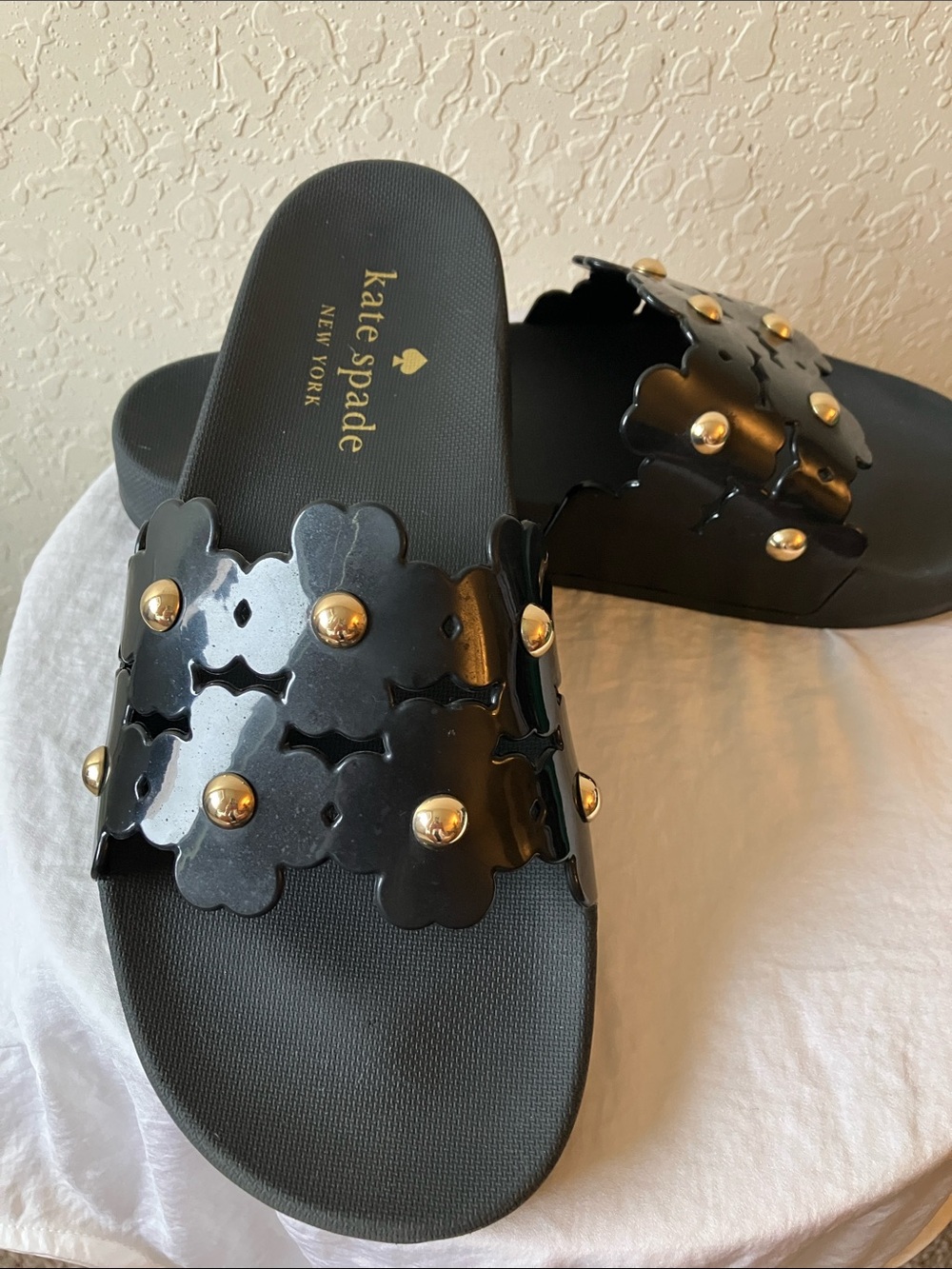 kate spade: Black Daisy Pool Floral Gold Tone Slides- 8